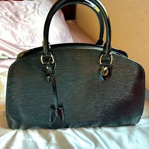 Selling my Loui Vuitton bag
